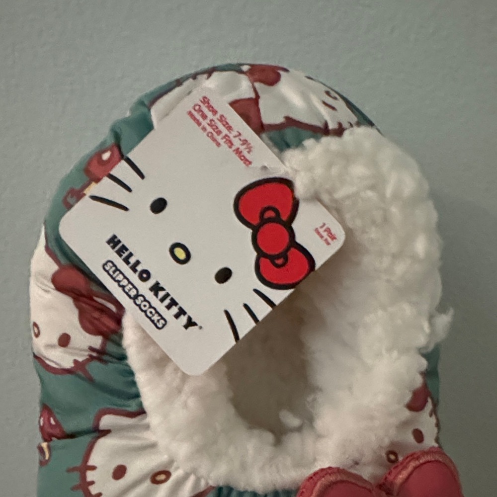 Hello Kitty Slippers - Picture 2 of 4